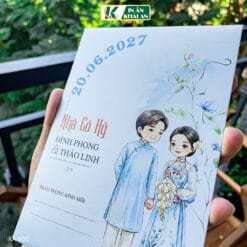 Mẫu thiệp mang sắc xanh dương dịu nhẹ kết hợp minh họa Chibi cô dâu chú rể trong trang phục áo dài Việt Nam. Thiết kế tạo cảm giác thanh lịch, trẻ trung và phù hợp với những lễ cưới yêu thích nét đẹp truyền thống pha hiện đại.