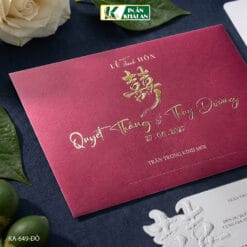 Sắc đỏ Bordeaux kết hợp chi tiết ép kim dập nổi tạo nên bộ thiệp mang đậm dấu ấn lễ cưới truyền thống nhưng vẫn tinh gọn và hiện đại. Thiết kế nổi bật với biểu tượng Song Hỷ dập nổi và bố cục sang trọng.