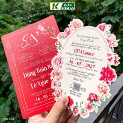 Mẫu thiệp cưới sử dụng gam đỏ nổi bật kết hợp nền trắng trên giấy mỹ thuật. Thiết kế theo hướng hiện đại, cân bằng giữa typography thanh lịch, bố cục thoáng và các chi tiết hoa được bế hình, tạo dấu ấn rõ ràng.