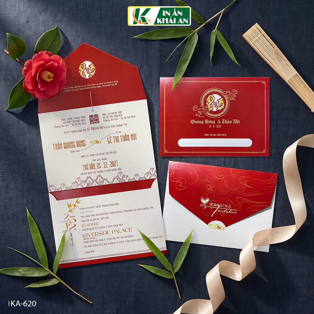 thiep-cuoi-do-truyen-thong-hoa-tiet-song-hy-uyen-uong-ka-620 (1) Thiệp nổi bật với tông đỏ chủ đạo kết hợp biểu tượng song hỷ, uyên ương và các đường nét trang trí mang cảm hứng Á Đông. Thiết kế phù hợp cho những lễ cưới yêu thích sự trang trọng, truyền thống.