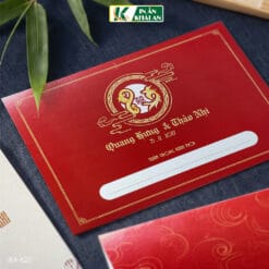 Thiệp nổi bật với tông đỏ chủ đạo kết hợp biểu tượng song hỷ, uyên ương và các đường nét trang trí mang cảm hứng Á Đông. Thiết kế phù hợp cho những lễ cưới yêu thích sự trang trọng, truyền thống.