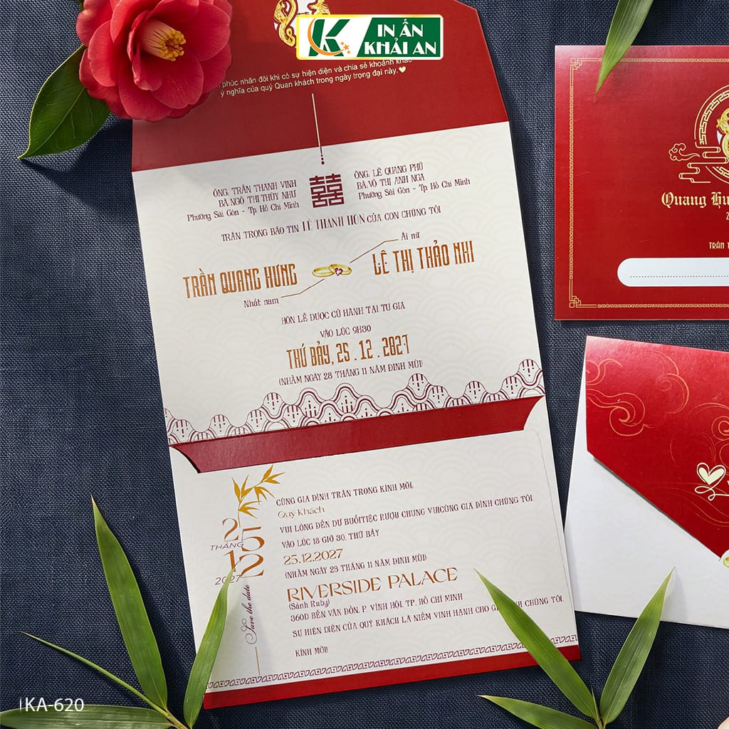 thiep-cuoi-do-truyen-thong-hoa-tiet-song-hy-uyen-uong-ka-620 (3) Thiệp nổi bật với tông đỏ chủ đạo kết hợp biểu tượng song hỷ, uyên ương và các đường nét trang trí mang cảm hứng Á Đông. Thiết kế phù hợp cho những lễ cưới yêu thích sự trang trọng, truyền thống.