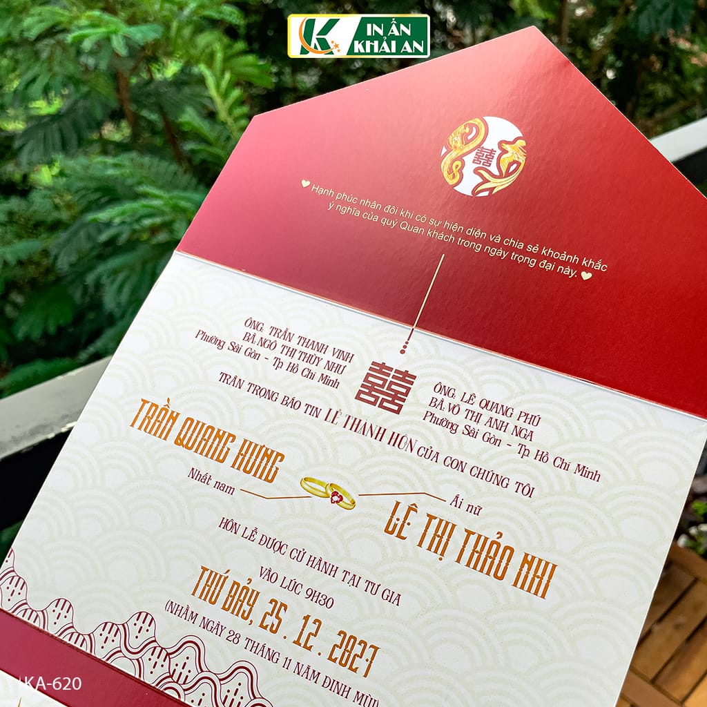 thiep-cuoi-do-truyen-thong-hoa-tiet-song-hy-uyen-uong-ka-620 (4) Thiệp nổi bật với tông đỏ chủ đạo kết hợp biểu tượng song hỷ, uyên ương và các đường nét trang trí mang cảm hứng Á Đông. Thiết kế phù hợp cho những lễ cưới yêu thích sự trang trọng, truyền thống.