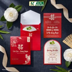 Thiệp cưới sử dụng tông đỏ truyền thống kết hợp họa tiết Long Phụng và chữ Song Hỷ nổi bật, tạo nên vẻ đẹp trang trọng cho ngày thành hôn. Thiết kế đồng bộ từ bao thư đến các lót thiệp giúp bộ sản phẩm hài hòa.