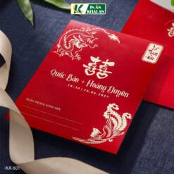 Thiệp cưới sử dụng tông đỏ truyền thống kết hợp họa tiết Long Phụng và chữ Song Hỷ nổi bật, tạo nên vẻ đẹp trang trọng cho ngày thành hôn. Thiết kế đồng bộ từ bao thư đến các lót thiệp giúp bộ sản phẩm hài hòa.