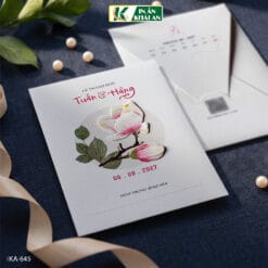 Lấy cảm hứng từ hoa mộc lan đang nở, mẫu thiệp mang sắc trắng thanh lịch kết hợp điểm nhấn hồng pastel dịu nhẹ. Chi tiết hoa dán thủ công tạo chiều sâu cho mặt thiệp, mang đến cảm giác tinh tế và nhẹ nhàng.