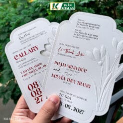 Thiết kế sử dụng gam kem nhẹ trên giấy mỹ thuật, kết hợp bố cục tối giản và họa tiết thực vật tinh tế. Dáng thiệp bế hình tạo đường viền mềm mại, đi cùng bao thư có tem nổi và hai lót thiệp đồng bộ.