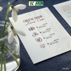 Mẫu thiệp cưới kết hợp gam trắng và hồng trên nền giấy ánh kim thơm, tạo cảm giác sáng và tinh tế. Bố cục hiện đại, kiểu chữ mềm mại cùng chi tiết bế hình giúp thiết kế có điểm nhấn riêng.