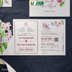 Mẫu thiệp cưới kết hợp gam trắng và hồng trên nền giấy ánh kim thơm, tạo cảm giác sáng và tinh tế. Bố cục hiện đại, kiểu chữ mềm mại cùng chi tiết bế hình giúp thiết kế có điểm nhấn riêng.